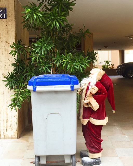 Spotted in hazmieh 😉on vide le grenier ????!!!Chou "Père Noël est une...