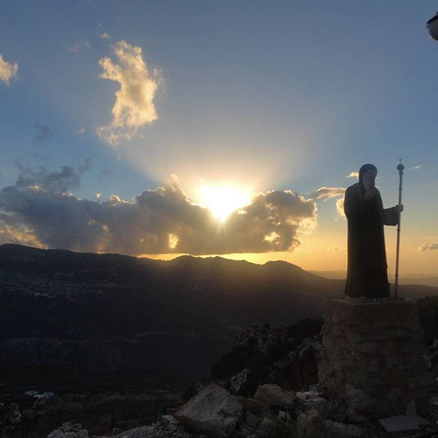 St maron sunset coucherdusoleil sunsoleilorange cloudysky (Hardine, Lebanon)