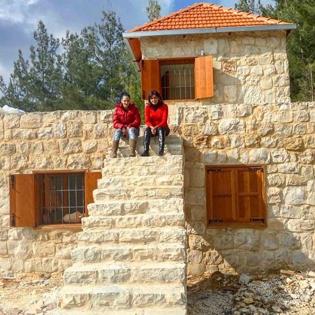 stonehome oldarchitecture redbrick stairs stonestairsbeautifulday family (Hardîne, Liban-Nord, Lebanon)
