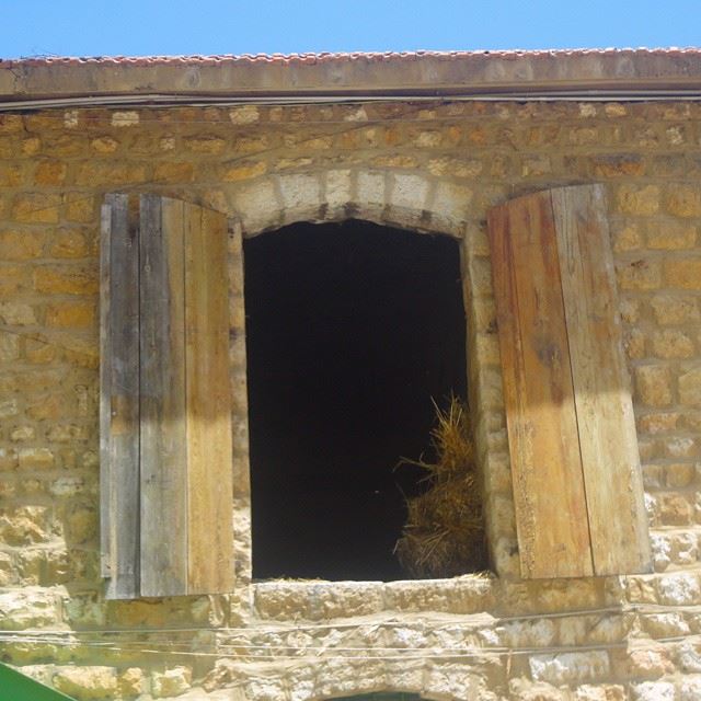 stonewalls windows_aroundtheworld ferme taanayilfarm