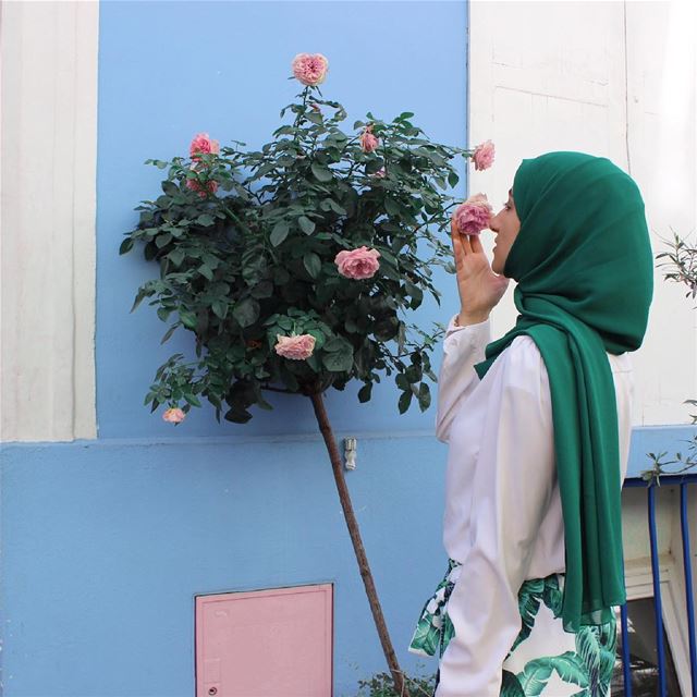 Stop and smell the 🌹 bon weekend à tous! .... . bawal  hijabi ... (Rue Crémieux)