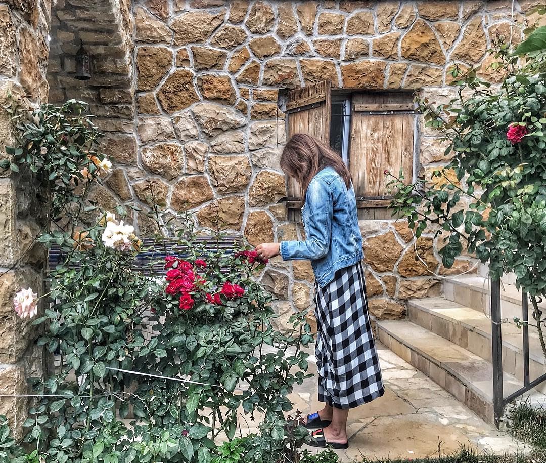 Stop and smell the roses 🌹.. flowers instalebanon  livelovebeirut ... (Lebanon)