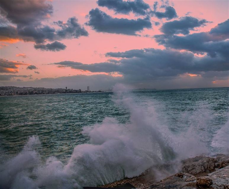 Storm warming up ... Lebanon  storm  livelovekesserwan  livelovejounieh ... (Joünié)
