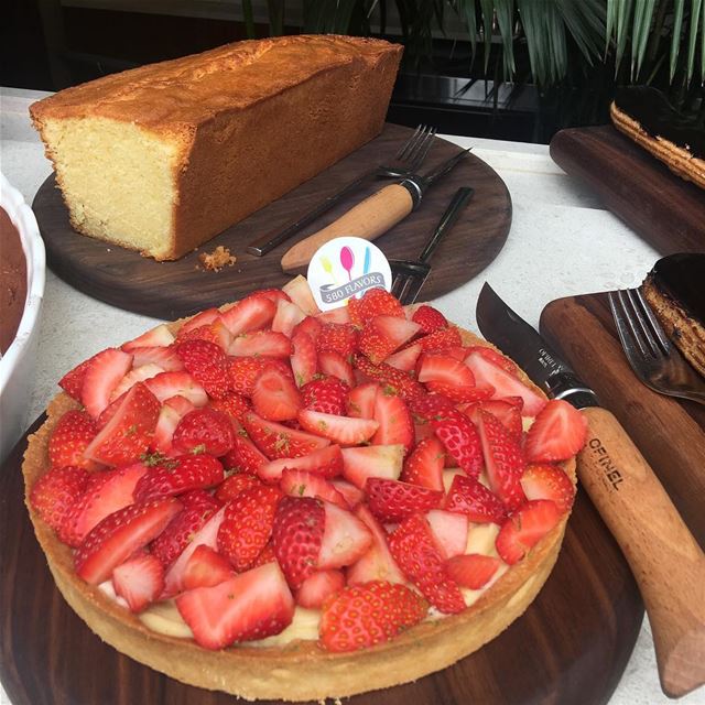 Strawberry 🍓 tarte or vanilla cake?! 😍😍😋😋 @sudrestobar  marmikhael .... (Mar Mikhael-Armenia The Street)