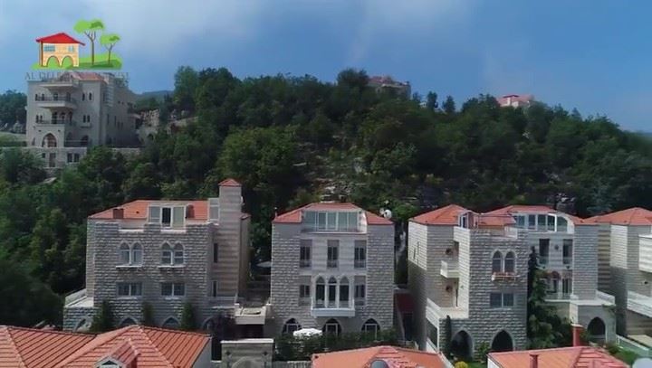 Suas casas de pedra com telhados vermelhos assentados em meio a florestas... (Bikfaïya, Mont-Liban, Lebanon)