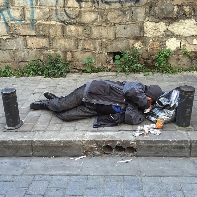Subject : Poor man sleeping on the street Location: Achrafieh- monot-... (Monot-huvelin)