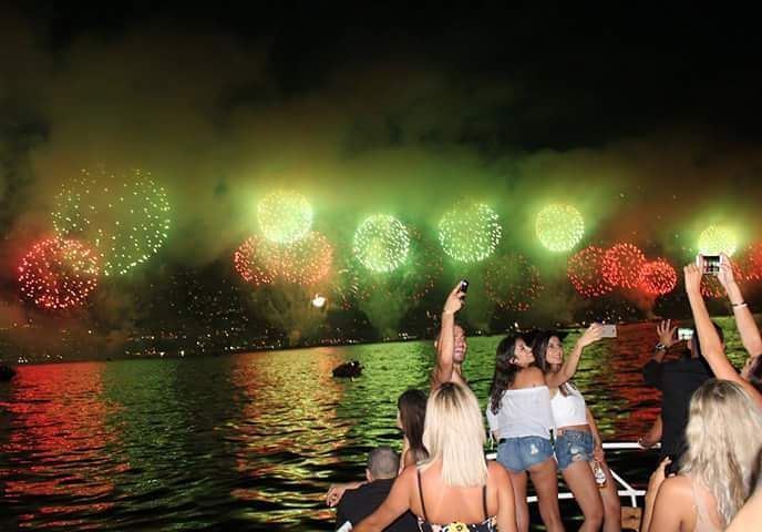 Summer nights are made for boating & watching fireworks🎆🎈🐬🍹 (Dabdoub boat)