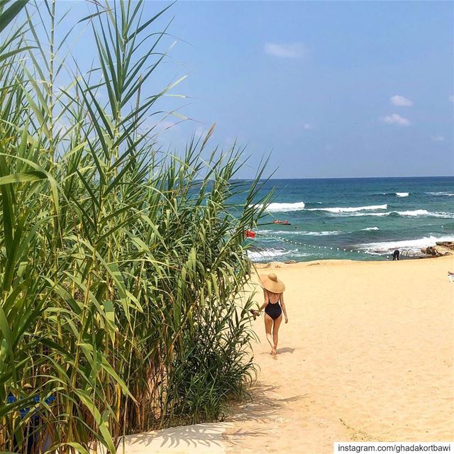 Sun day hat day☀️..... beachlife  hellosunday  summertime  seaandsky... (Lazy B)