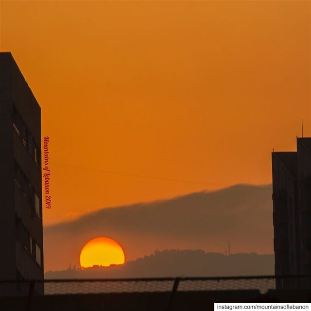 Sun set or rise well framed behind the mountains?.... roadtrip ...