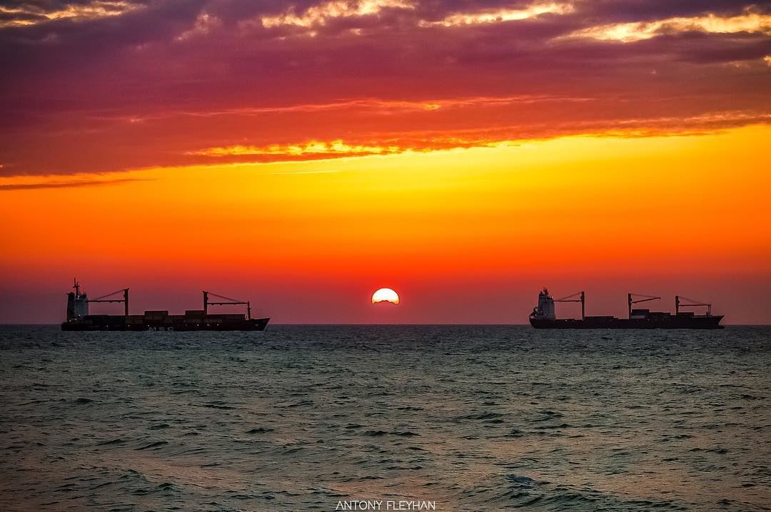 🌅 sun  sunset  ships  lebanon ... (Dbayeh, Mont-Liban, Lebanon)