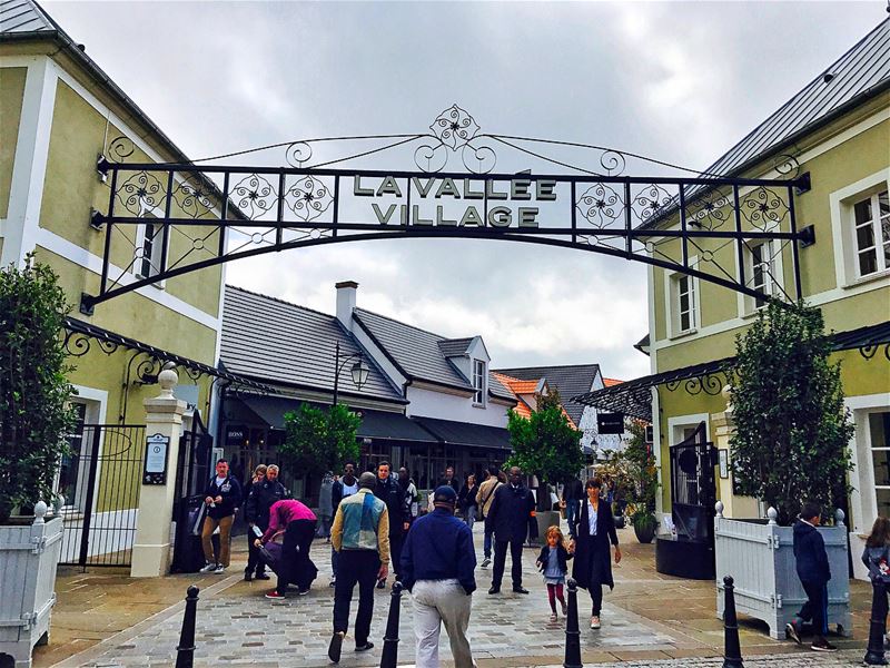 Sunday calls for shopping. A huge shopping mall and the famous outlet... (La Vallée Village)