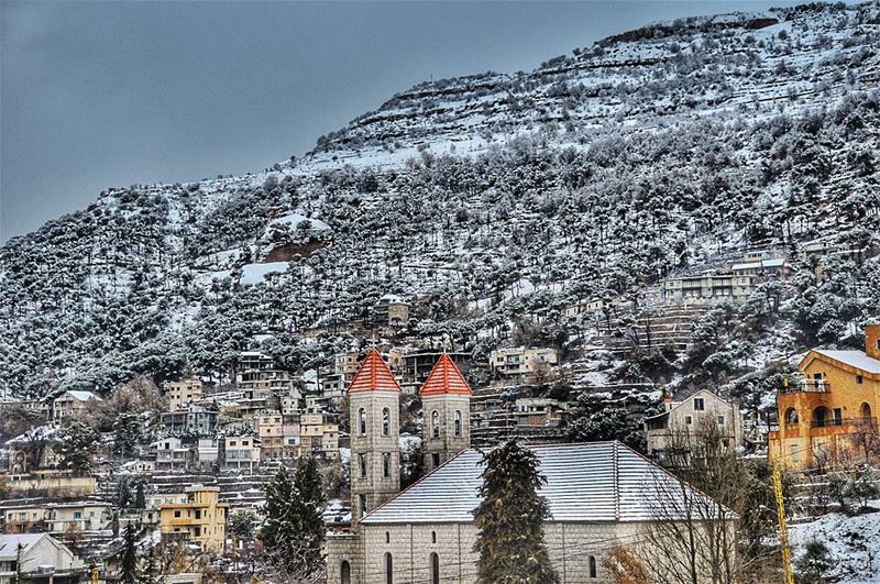  sunday trip picoftheday baskenta snow white village church snowing forest... (Baskinta, Lebanon)