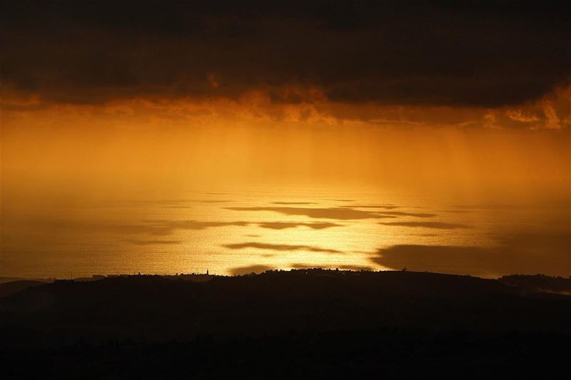 sunlight 🌅.... sunset sunsetporn sunsetpics landscape... (Jarjou`, Al Janub, Lebanon)