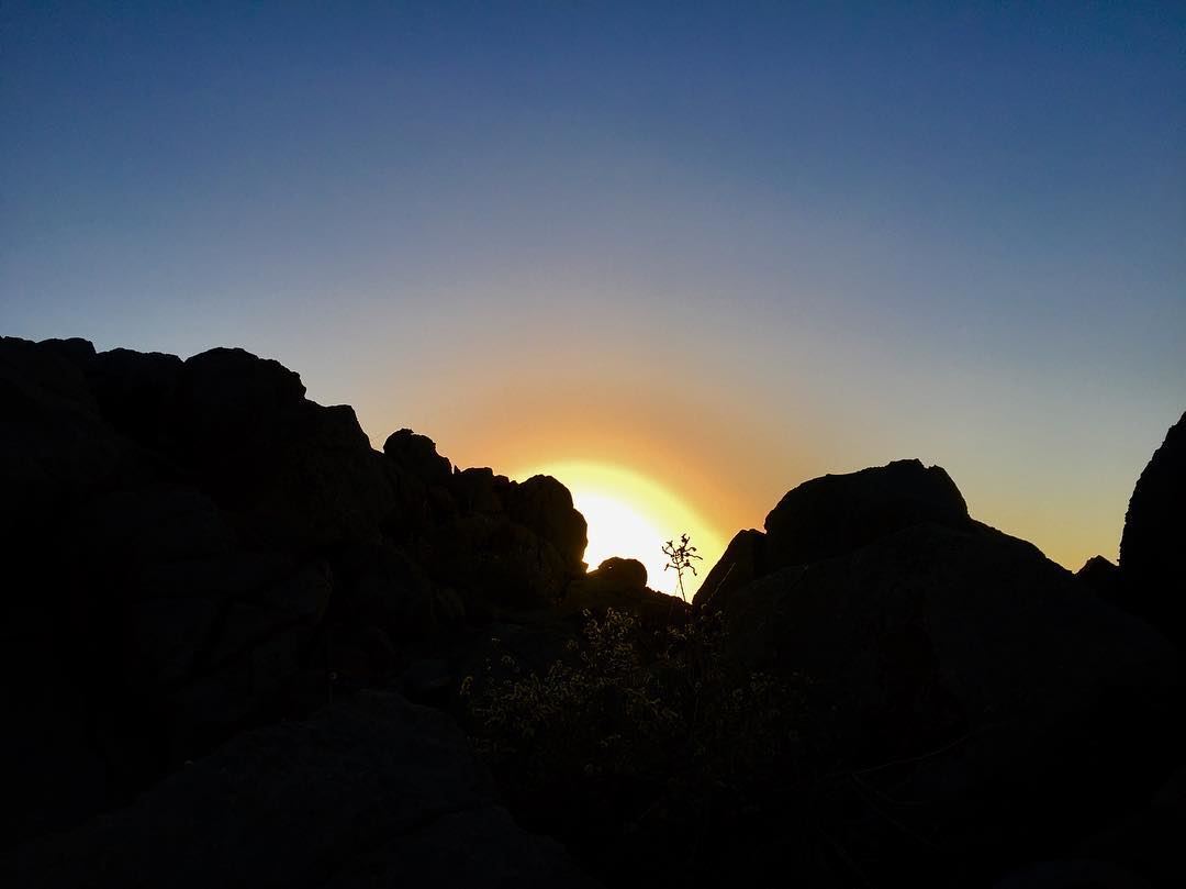Sunrise 🌅..... oman  muscat  jabelshams  sunrise  mountains  desert ... (Jebel Shams)