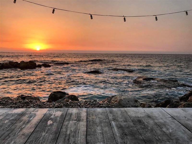 Sunset 🌅  lebanon  sunset  beach  livelovebatroun  livelovelebanon ... (Isla - pebble bar)