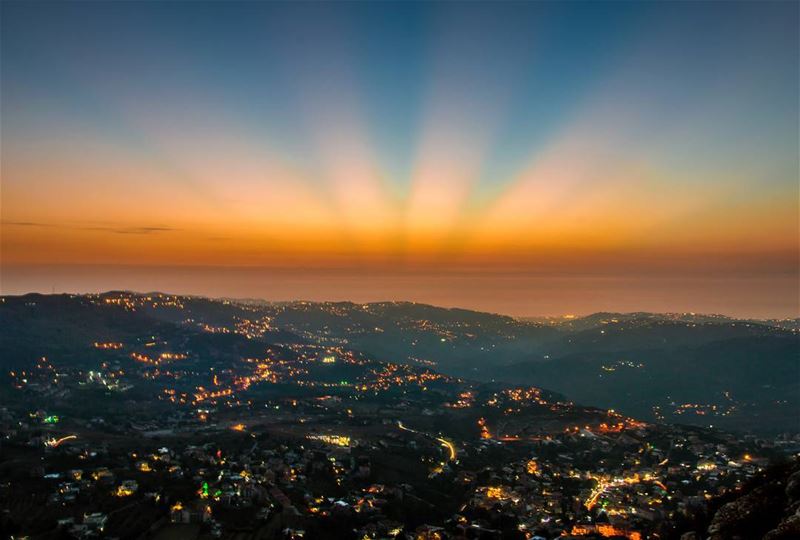 Sunset like a carnivorous flower🌅🌅..... sunset sunsets lights... (Falougha, Mont-Liban, Lebanon)