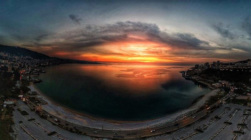 Sunset over jounieh bay 🌅😍  natgeoyourshot natgeolebanon livelovejounieh... (جونية - Jounieh)