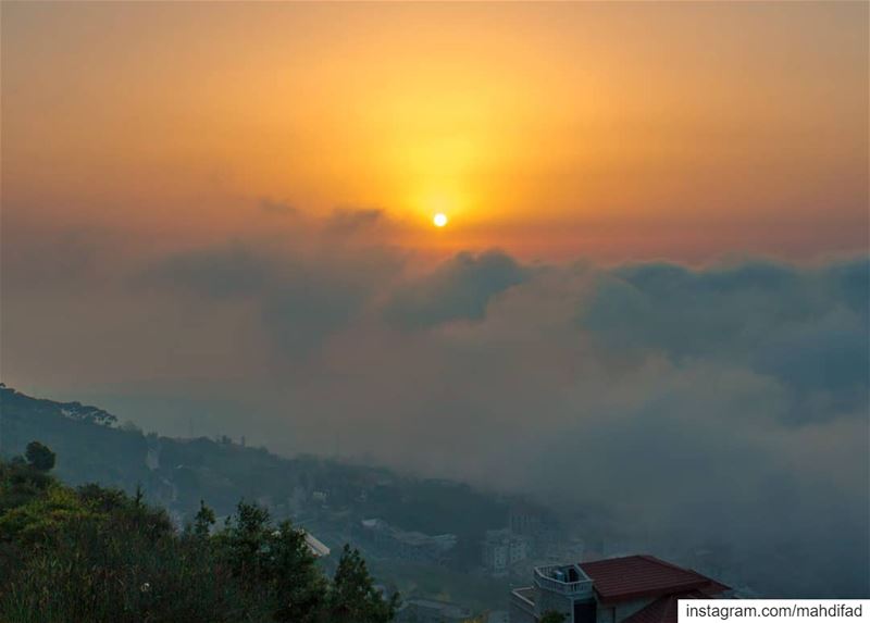 🌅🌅............. Sunset pysglb sunshine aley clouds sunrays... (Aley Ras El Jabal)