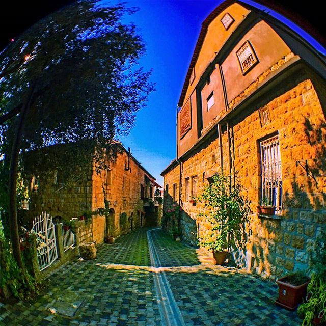 Sunset reflection on the old house  (Brumanna)
