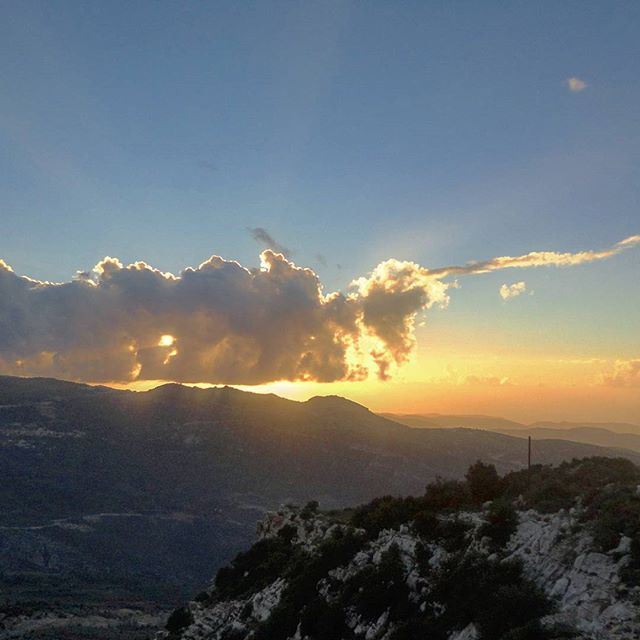 sunset sun coucherdusoleil cloudysky nuages mountainsoflebanon