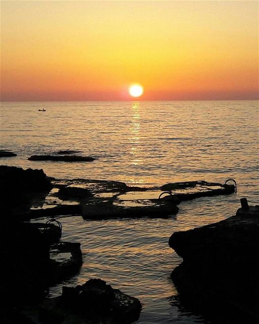 Sunsets are always beautiful💜. sunset  beirut  ainmreisseh  view  sun ... (Ain El Mreisse, Beyrouth, Lebanon)