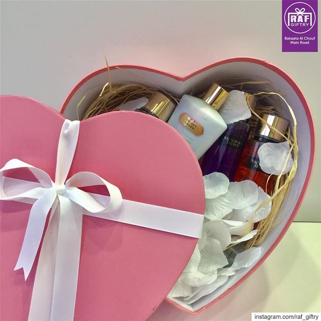 Surprise her with a special perfume set raf_giftry.............. (Raf Giftry)