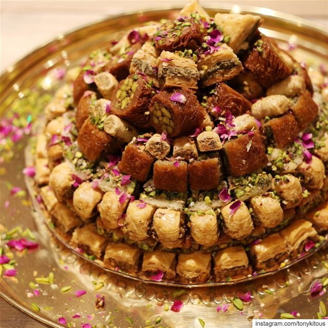 Sweet love 💖 ......... comptoirlibanais  baklava  baklawa  share... (Comptoir Libanais)