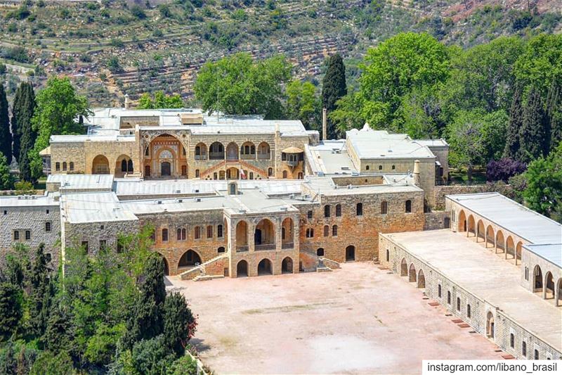 🇱🇧🇧🇷 Símbolo da rica história do Líbano: Palácio de Beiteddine visto... (Beiteddine Palace)