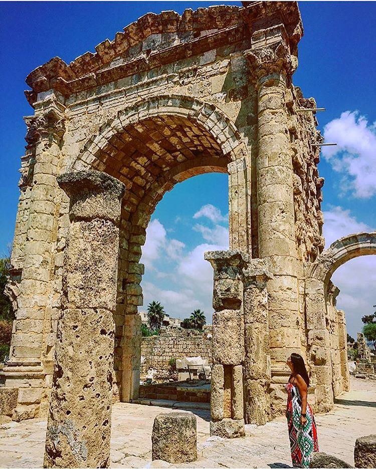 Sítio arqueológico de Tiro, fotografado pela Natalie @natodem 🇱🇧 Diz a... (Ruins of Tyre)