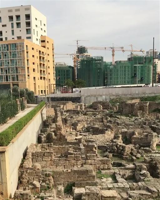 Sítio arqueológico no coração da cidade, com a mesquita e a igreja lado a... (Downtown Beirut)