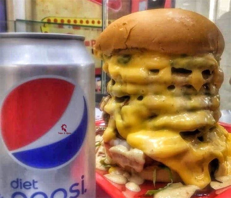 Tag someone who would eat all that and drink a diet pepsi 💁🏻‍♀️💁‍♂️.=== (Saïda, Al Janub, Lebanon)