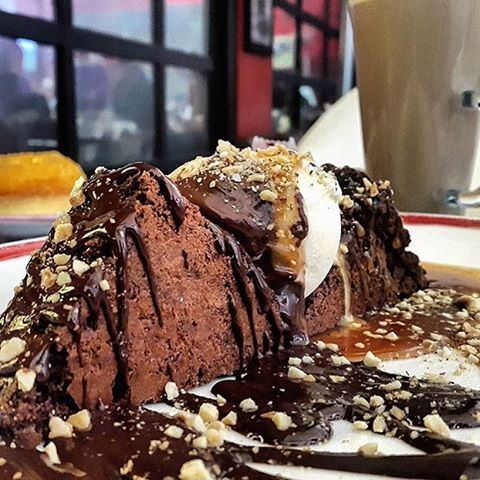 Tag someone you would share this Chocolate brownie covered in chocolate sauce, caramel & nuts with 😍😍 YES PLEASE! 🙋🙋🙋 Credits @patylkh  (Café Hamra)