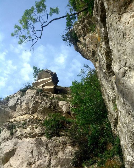  tb  lebanon  niha  beautiful  natural  rock  mountain  blue  sky  nature ... (Niha Fortress - قلعة نيحا)