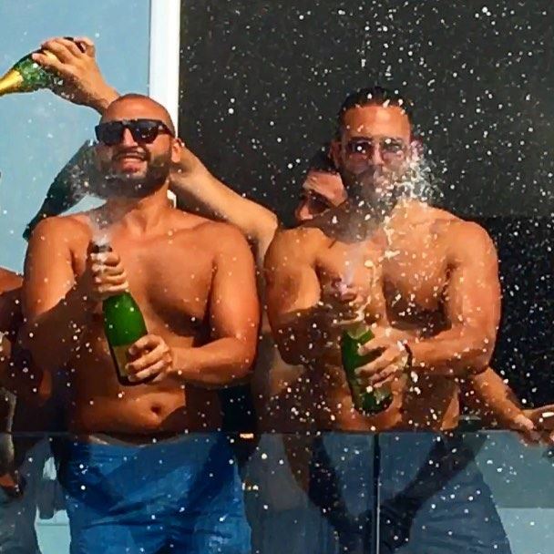  tb  sundayvibes  sundayfunday  moetchandon  champagne  champagneshowers ... (VEER Boutique Hotel & Beach Club)