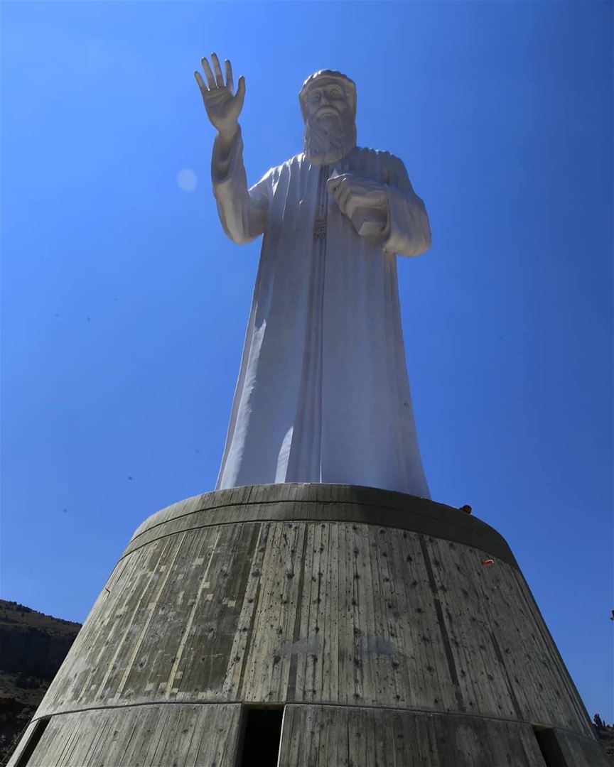 Tem 16 metros de altura a mega estátua de São Charbel que foi instalada... (Hammana)
