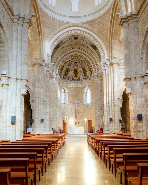 Tenham todos um domingo de paz e benção! Estas são fotos da Igreja Católica (St. Louis Cathedral, Beirut)