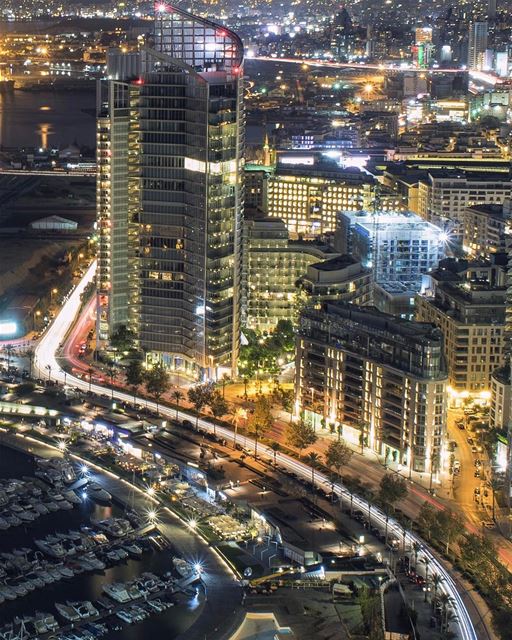 Tenham uma ótima noite com esta maravilhosa foto aérea de Zaytouna Bay, o... (Zaitunay Bay)