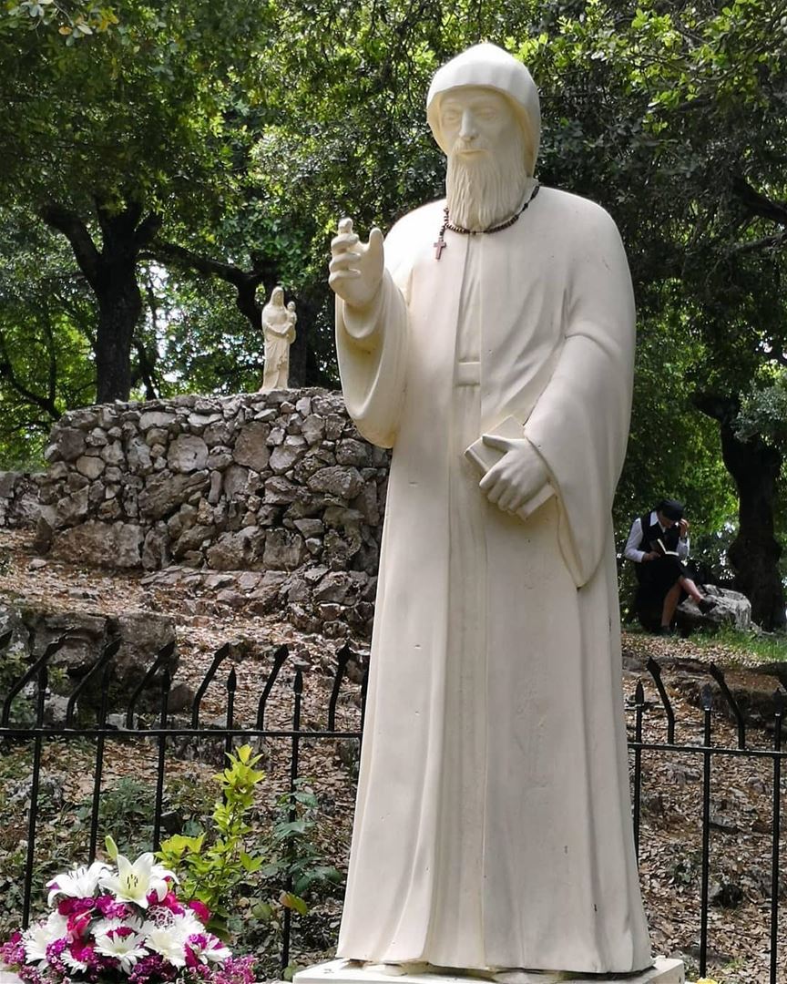 Terminando o 8 de maio, dia do aniversário de nascimento de São Charbel,... (Annâya, Mont-Liban, Lebanon)