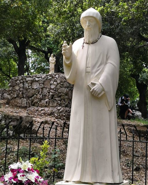 Terminando o 8 de maio, dia do aniversário de nascimento de São Charbel,... (Annâya, Mont-Liban, Lebanon)