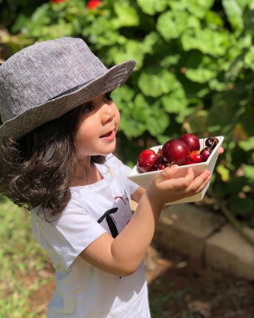 That smile 😉🍒she was saying cherry but wanted to run around 🍭🧚🏻‍♂️👧🏻
