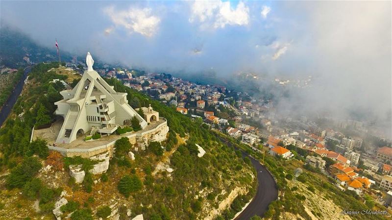 That view from the top is always worth watching! ehden  saydetelhosn ... (Ehdène, Liban-Nord, Lebanon)