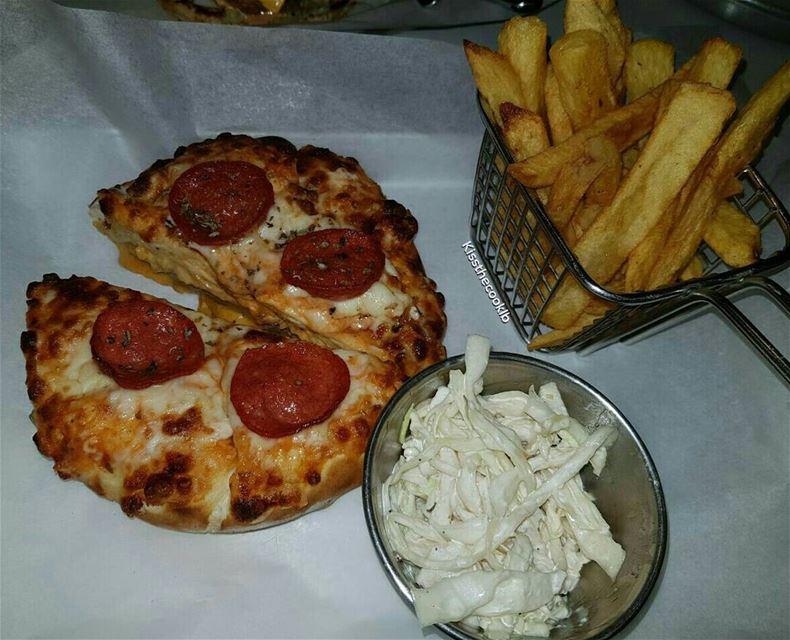 The amazing pizza burger 🍔🍕 kissthecooklb  foodlover  foodbeast ... (Fifties' Diner)