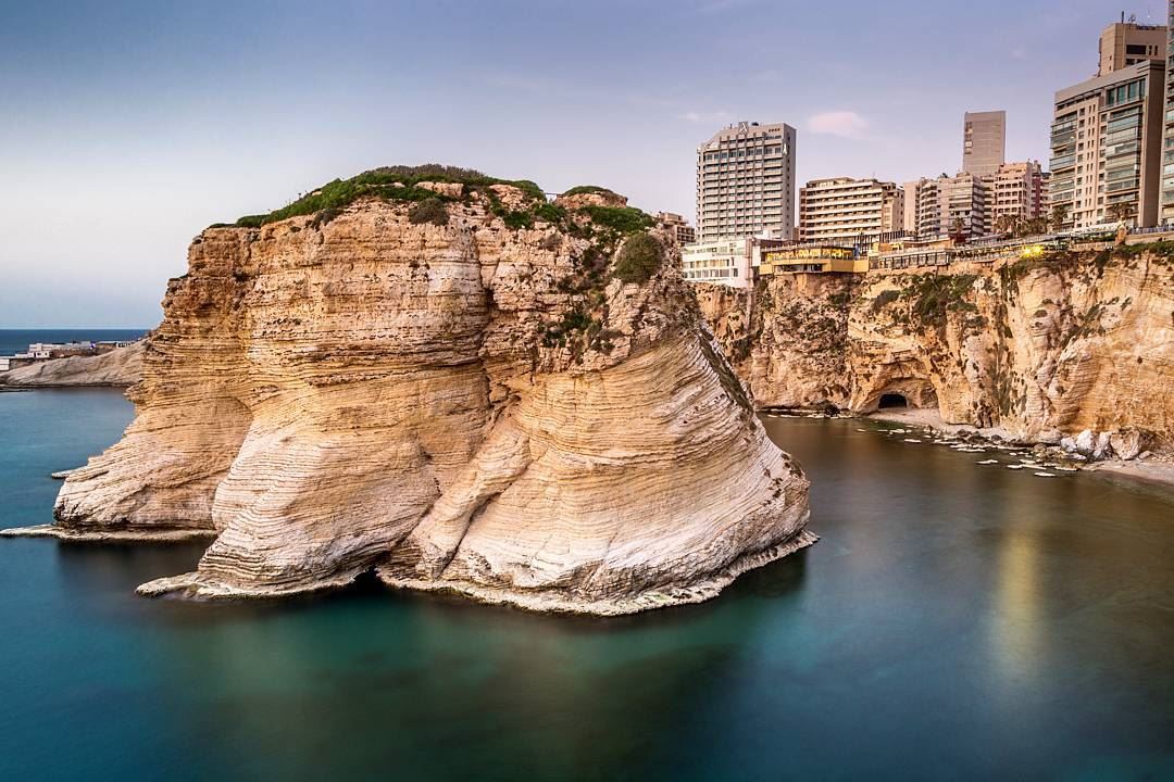 .The beautiful Pigeon rocks of Rawche and Beirut on the edge of a rocky... (Raouché)