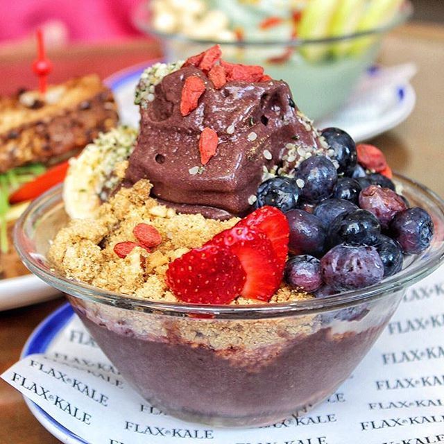 The BEST acai bowl on the planet 😍👅 The ultimate breakfast experience in 📍Barcelona (you might wanna book your tickets after this!!) 🙈🙈 👉 TravelingwithThyme.com (link in bio!) // Lots of yummy food involved 😂❤️ (Flax & Kale)