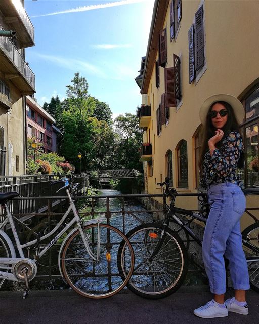 The bike was a nice touch 🚴🏻💙 ......... lebanoneatsfrance ... (Annecy, la venise des alpes)