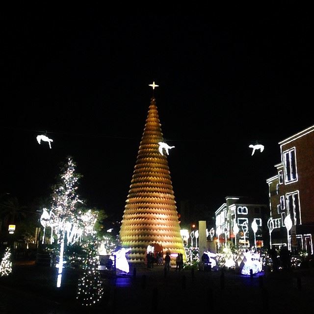The  byblos  jbeil giant  christmastree whitechristmas iphoneonly ...