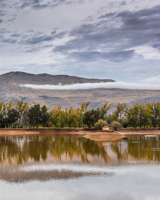 The calm before the storm 🌩️ - Taanayel Lake and Mount Knaisse before the... (Deïr Taanâyel, Béqaa, Lebanon)