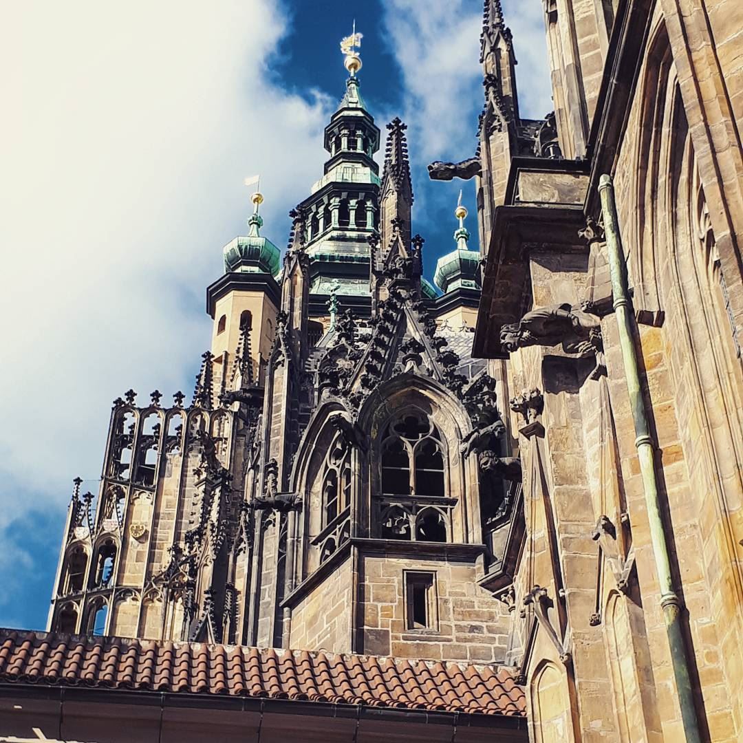 The  castle 🏰  saintvitus  Gothic   architecture  style  prague  statue ... (Prague Castle)