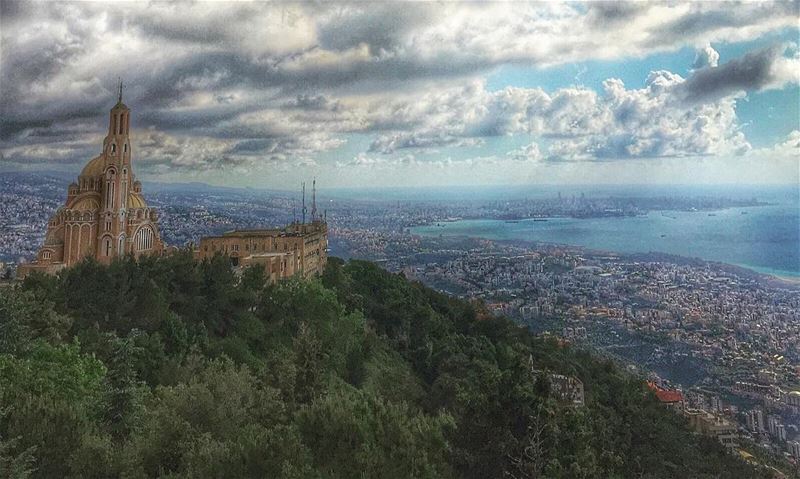 The clear Beirut bay after after a beautiful rainy day ☁️💙☔️⚓️☔️💙☁️... (Saydet Harissa)