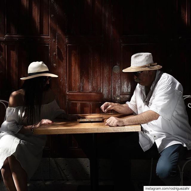 The game.Wise of  hats and  backgammon on the streets of  byblos ...